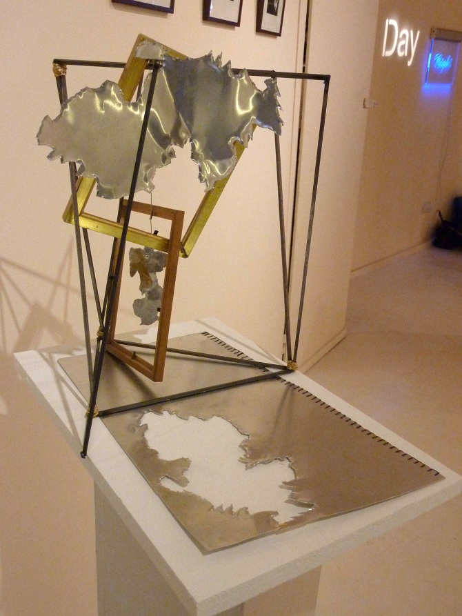 Psyche, Shallot-sliced — Sculptural piece — steel, aluminium, wood, nylon. 40 × 31 × 40 cm